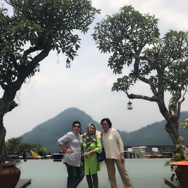 Potret Erna Ibunda Ivan Gunawan yang Stylish Banget. (Sumber: Instagram/@ernagunawan2)