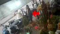 Pasutri pelaku pencurian ponsel membawa sang anak saat beraksi di warung sayur di wilayah Pekayon, Bekasi Selatan, Kota Bekasi (Istimewa)