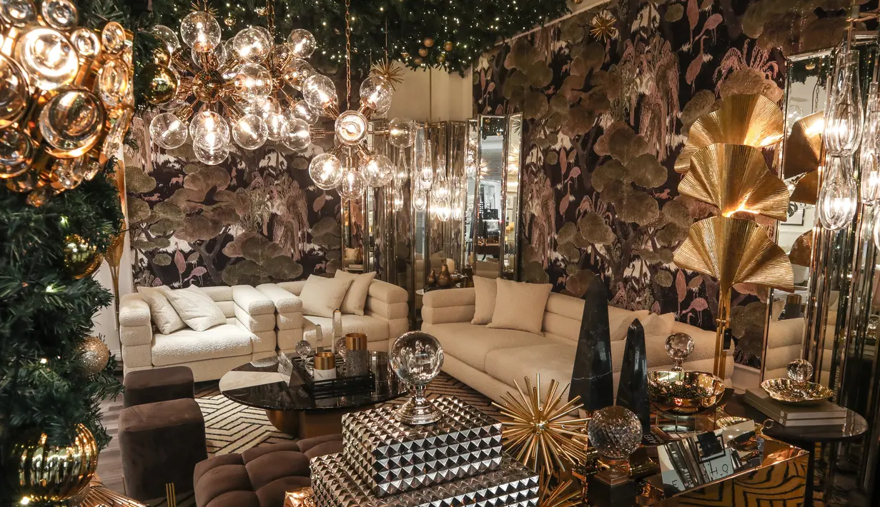 Berkolaborasi dengan desainer interior ternama Ronald Humardani, Principal of Roum Design mewujudkan karyaseni instalasi yang memanfaatkan window area dari Eichholtz store di Plasa Indonesia.