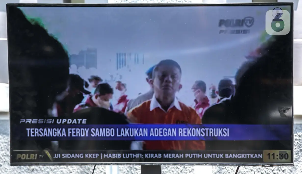 Sebuah layar monitor menayangkan reka adegan saat rekonstruksi kasus dugaan pembunuhan berencana Brigadir J di kawasan Duren Tiga, Jakarta, Selasa (30/8/2022). Awak media pun bisa menyaksikan jalannya rekonstruksi dan menyampikannya pada publik meski tak bisa mengikuti rekonstruksi itu secara langsung. (Liputan6.com/Faizal Fanani)
Sebuah layar monitor menayangkan reka adegan saat rekonstruksi kasus dugaan pembunuhan berencana Brigadir J di kawasan Duren Tiga, Jakarta, Selasa (30/8/2022). Lima tersangka dihadirkan dalam Rekontruksi kasus dugaan pembunuhan Brigadir J alias Nofriansyah Yosua Hutabarat. (Liputan6.com/Faizal Fanani)
