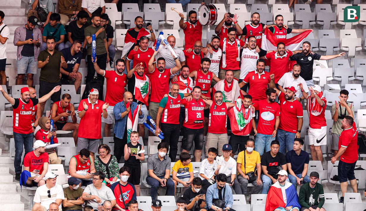 <p>Sejumlah suporter Lebanon memberikan dukungan kepada timnya saat melawan Prancis pada laga Grup H Piala Dunia FIBA 2023 di Indonesia Arena, Senayan, Jakarta, Selasa (29/08/2023). (Bola.com/Bagaskara Lazuardi)</p>