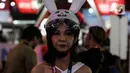 Seorang wanita mengenakan helm pada hari kedua pameran Indonesia International Motor Show (IIMS) 2023 di JIExpo Kemayoran, Jakarta Pusat, Jumat (17/2/2023). IIMS 2023 yang berlangsung hingga 26 Februari mengangkat tema "Bringing Opportunity for Otomotive Society Together" (BOOST) dan menghadirkan sekitar 40 merek otomotif dengan menampilkan produk dan konsep terbaru. (Liputan6.com/Johan Tallo)