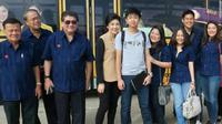 Pilot 'Bercanda' Jatuhkan Pesawat Eks PM, Maskapai Minta Maaf. Yinluck bersama putranya dan rombongan (CNN)