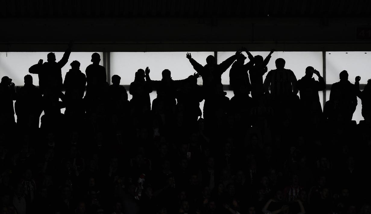  Suporter Southampton merayakan kemenangan timnya atas Liverpool 3-2  pada lanjutan liga Inggris pekan ke-31 di Stadion St Mary, Southampton, Minggu (20/3/2016) WIB. (Action Images via Reuters/Tony O'Brien)