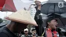 Tiga warga Mojokerto, Ahmad Yani (45), Sugiantoro (31), dan Heru Prasetiyo (24) bersama aktivis melakukan aksi di seberang Istana Negara, Jakarta, Kamis (6/2/2020). Mereka meminta pemerintah menghentikan aktivitas penambangan di Sungai Woro karena merusak lingkungan. (merdeka.com/Iqbal S Nugroho)