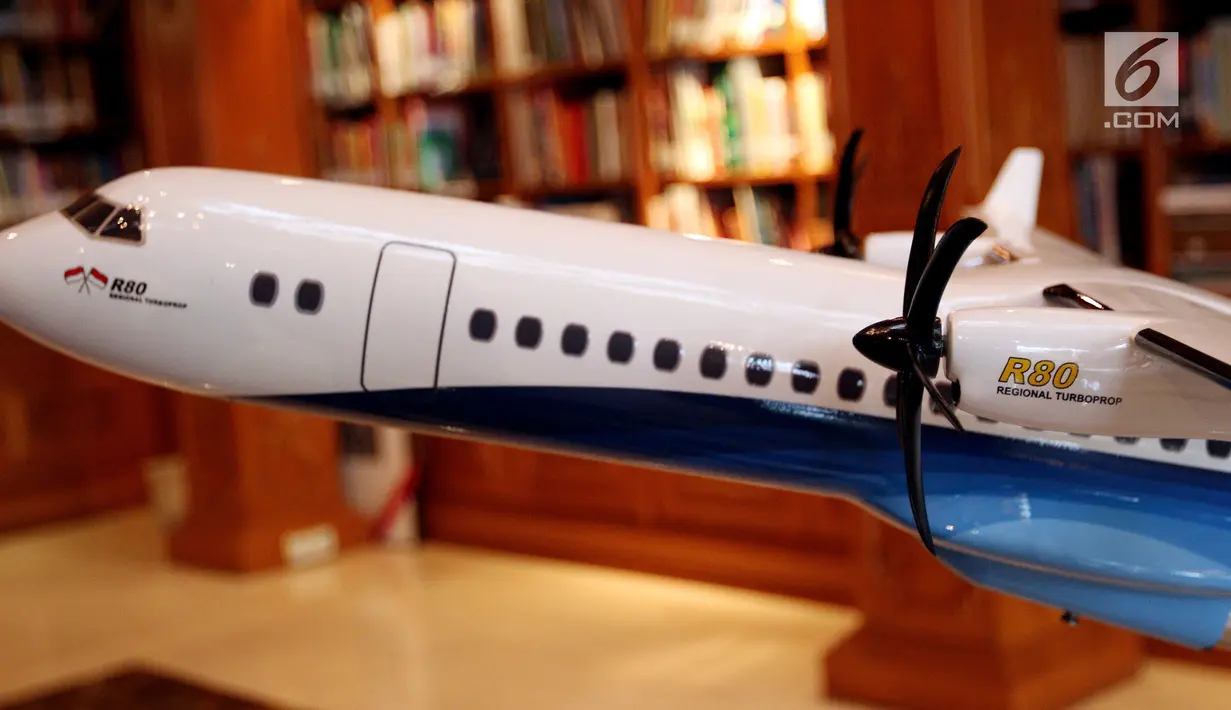 Bentuk replika Pesawat R80 yang dipamerkan saat penandatanganan Partneship Agreement dengan investor R80, Jakarta, Kamis (22/2). Perusahaan asal Italia tersebut adalah LEONARDO Aerostructures Division dan LAER. (Liputan6.com/JohanTallo)