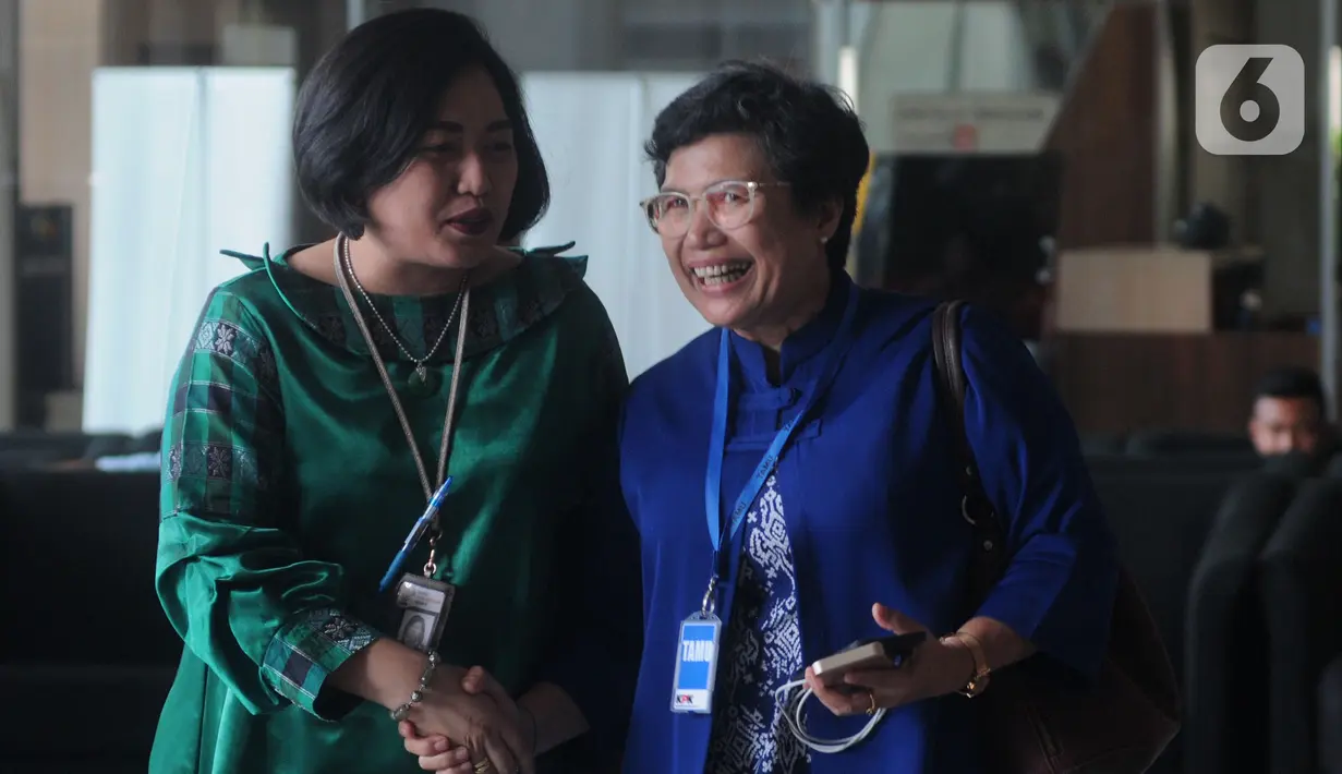 Pimpinan KPK terpilih Lili Pintauli Siregar (kanan) berbincang saat mendatangi Gedung KPK, Jakarta, Selasa (19/11/2019). Lili Pintauli Siregar akan bertemu dengan pimpinan KPK lama untuk berdiskusi tentang pemberantasan korupsi. (merdeka.com/Dwi Narwoko)