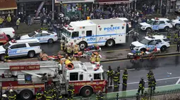 Personel darurat berkumpul di pintu masuk halte kereta bawah tanah di wilayah Brooklyn, New York, Amerika Serikat, 12 April 2022. Sejumlah orang terluka dalam penembakan yang terjadi pada jam sibuk. (AP Photo/John Minchillo)