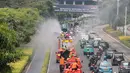 Petugas gabungan menyemprotkan air di kawasan jalan utama Jakarta yang terdampak sebaran abu vulkanik Gunung Anak Krakatau, sebagai langkah mengurangi partikel debu di permukaan jalan. (KLY/Budy Santoso)