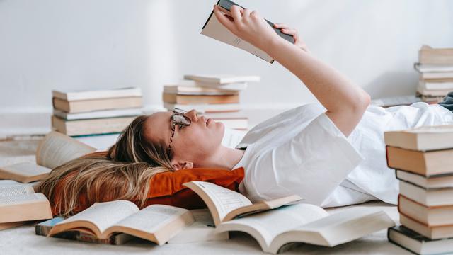 Ilustrasi membaca buku, cerita rakyat