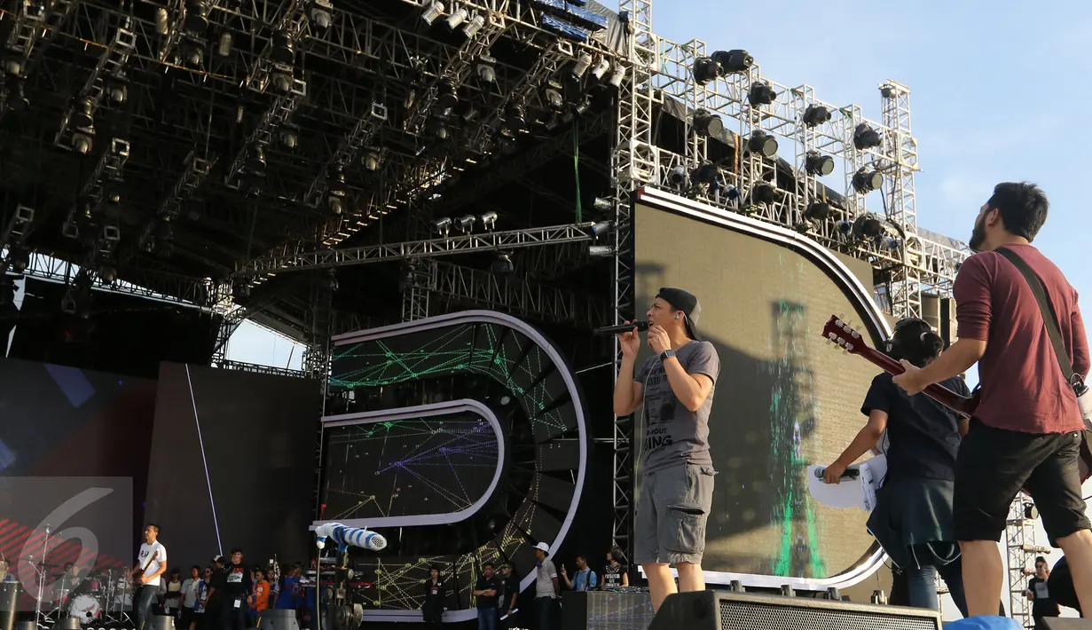 Vokalis Noah Ariel melakukan latihan bersama batavia dancers di panggung Move On Party 2016, Pantai Carnaval Ancol, Jakarta, (31/12/2015). Perayaan Tahun Baru, SCTV Siapkan Konser Move On Party 2016 live pada jam 21.00. (Liputan6.com/Herman Zakharia)