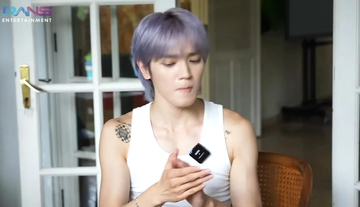 Setelahnya, Taeyong mencicipi bebek bakar. Itu adalah salah satu menu yang disajikan di restoran baru milik Raffi Ahmad. "Waw!" ucapnya sambil tepuk tangan. (Foto: YouTube/ Rans Entertainment)