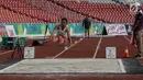 Atlet Indonesia Maria Natalia Londa melakukan lompatan dalam final lompat jauh putri atletik 18th Asian Games Invitation Tournament di SUGBK, Jakarta, Minggu (11/2). Maria menambah perolehan emas Indonesia di turnamen ini. (Liputan6.com/Faizal Fanani)
