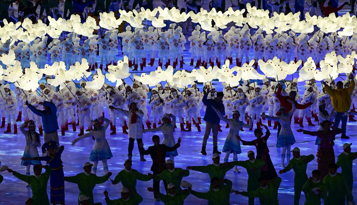 Para penari tampil dalam upacara pembukaan Olimpiade Musim Dingin Beijing 2022, di Stadion Nasional, yang dikenal sebagai Stadion Bird's Nest, di Beijing, pada 4 Februari 2022. (AFP/Tobias Schwarz)