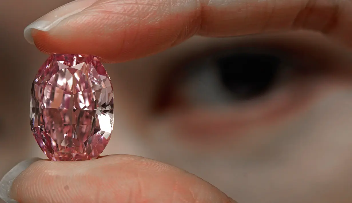 Model memperlihatkan berlian berwarna purple pink yang sangat langka di ruang lelang Sotheby Hong Kong pada 12 Oktober 2020. Berlian pink adalah berlian langka dan sangat dihargai secara estetika. terutama oleh para kolektor. (AP Photo/Vincent Yu)