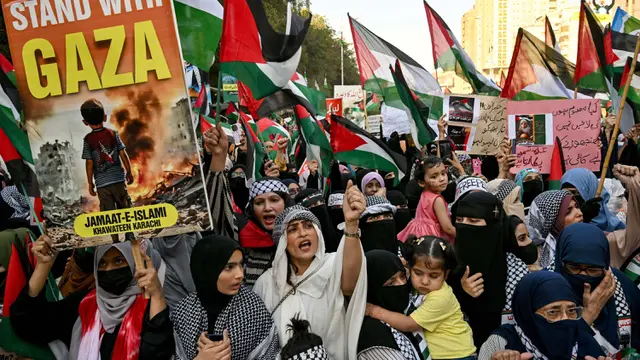 Ribuan Orang di Pakistan Turun ke Jalan