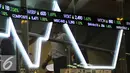 Pengunjung melintas di depan layar indeks harga saham gabungan di Bursa Efek Indonesia, Jakarta, Kamis (10/11). IHSG pada perdagangan Kamis, 10 November 2016, dibuka di teritori positif di level 5.444,04. (Liputan6.com/Angga Yuniar)