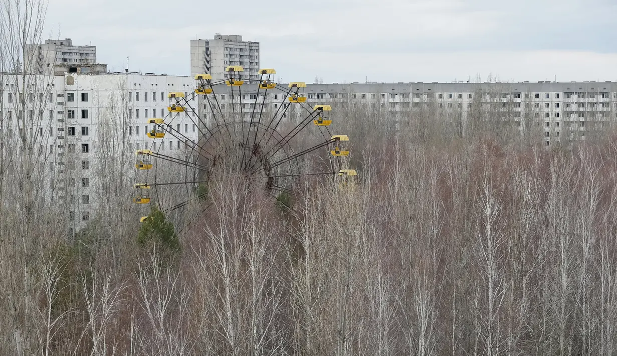 Pemandangan kota Pripyat dekat pembangkit listrik tenaga nuklir Chernobyl di Ukraina, (23/3). Bencana nuklir ini dianggap sebagai kecelakaan nuklir terburuk sepanjang sejarah. (REUTERS / Gleb Garanich)