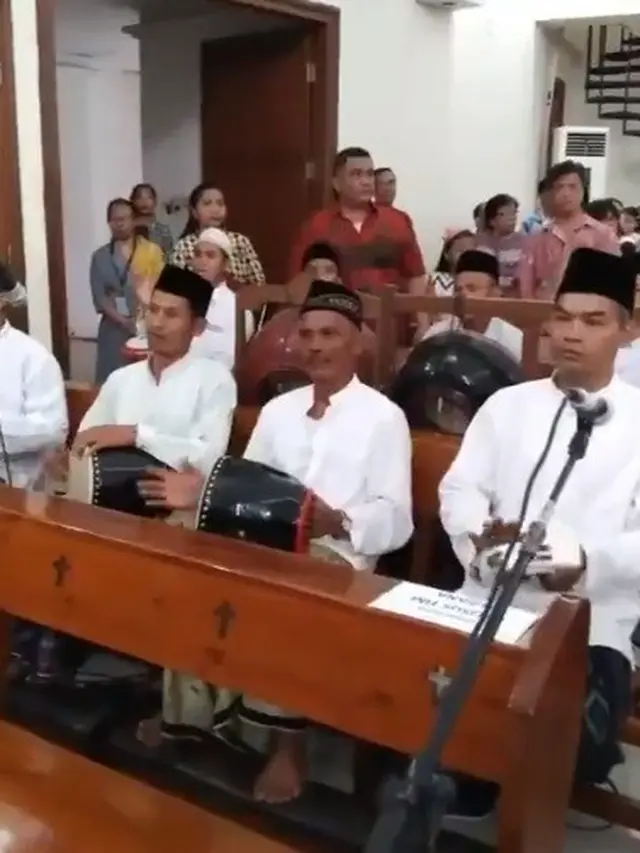 Paduan Suara Gereja Katolik Mater Dei Diiringi Tabuhan Rebana
