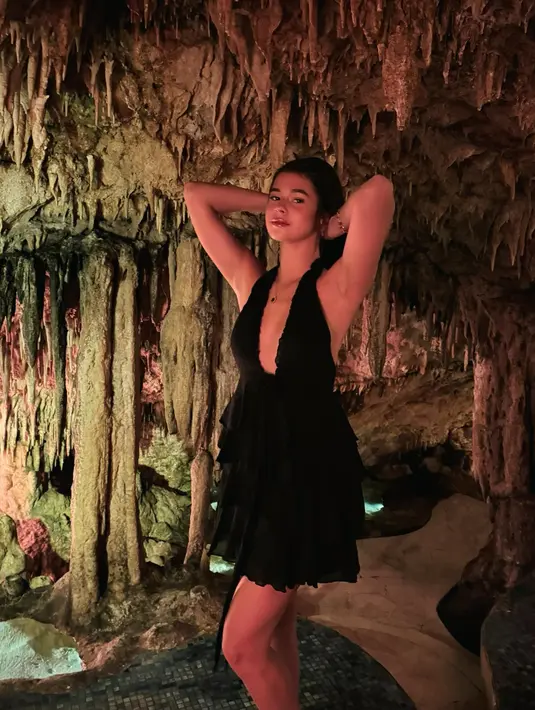 Maria Theodore memukau dibalut mini dress hitam dengan garis leher yang dalam dan detail bertingkat yang manis. [Foto: Instagram/mariatheodoree]