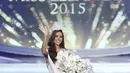 Valerie Abou Chacra memberikan salam kepada penonton usai mengetahui dirinya memenangkan Miss Lebanon 2015 di Beirut, Lebanon, Senin (12/10/2015). Valerie masih berstatus Mahasiswa disalah satu Universitas. (REUTERS/Mohamed Azakir)