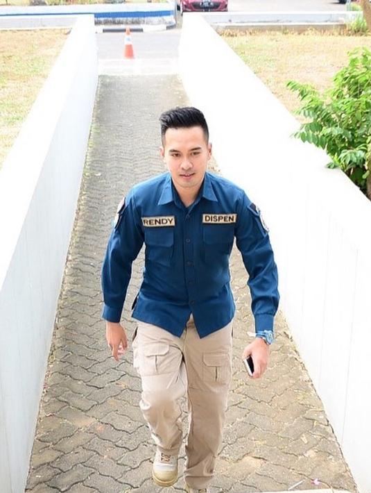 Diketahui juga bahwa ternyata Rendy juga sudah menikah dengan tentara berpangkat sertu. (Liputan6.com/IG/@rendymeidiyanto)