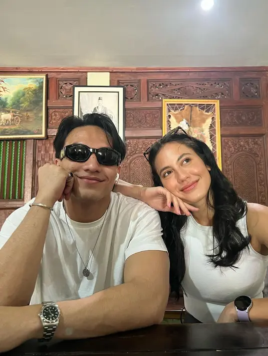 Bersiap mempromosikan Sri Asih ke Solo serta Yogyakarta, Pevita Pearce dan Jefri Nichol kompak pakai atasan putih plus kacamata hitam. Duduk menghadap meja di sebuah restoran, mereka bikin video konten. Menirukan gerakan tangan Hotman Paris keberatan cincin berlian, Pevita Pearce dan Jefri Nichol menyapa warga Solo. Momen ini diunggah di akun Instragram terverifikasi bintang film Dear Nathan, Minggu (12/9/2022). (Foto: Dok. Instagram @jefrinichol)