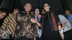 Menkeu Sri Mulyani berjabat tangan dengan pimpinanan KPK Agus Rahardjo usai datangi KPK, Jakarta, Kamis (22/9). Sri Mulyani juga membahas APBN-P 2016 dan proses pelaksanaan program Tax Amnesty.  (Liputan6.com/Helmi Afandi)