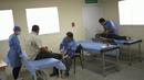 Petugas kesehatan melakukan perawatan pemulihan pasien terpapar virus Corona COVID-19 di pusat kesehatan yang dikelola pemerintah di lingkungan Coche di Caracas, Venezuela pada 25 Februari 2021. (AP Photo / Matias Delacroix)