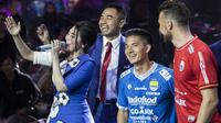 Penyanyi, Via Vallen mengajak pemain Persija Jakarta, Marko Simic dan pemain Persib Bandung, Kim Kurniawan berjoget saat peluncuran Liga 1 2018 di Studio 5 Indosiar, Jakarta, Senin (19/3/2018). (Bola.com/Vitalis Yogi Trisna)