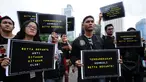 Aktivis Koalisi Masyarakat Sipil Anti Korupsi melakukan aksi Indonesia Berkabung di kawasan Bundaran HI Jakarta, Minggu (1/10). Aksi ini reaksi atas dikabulkannya permohonan praperadilan Setya Novanto. (Liputan6.com/Helmi Fithriansyah)