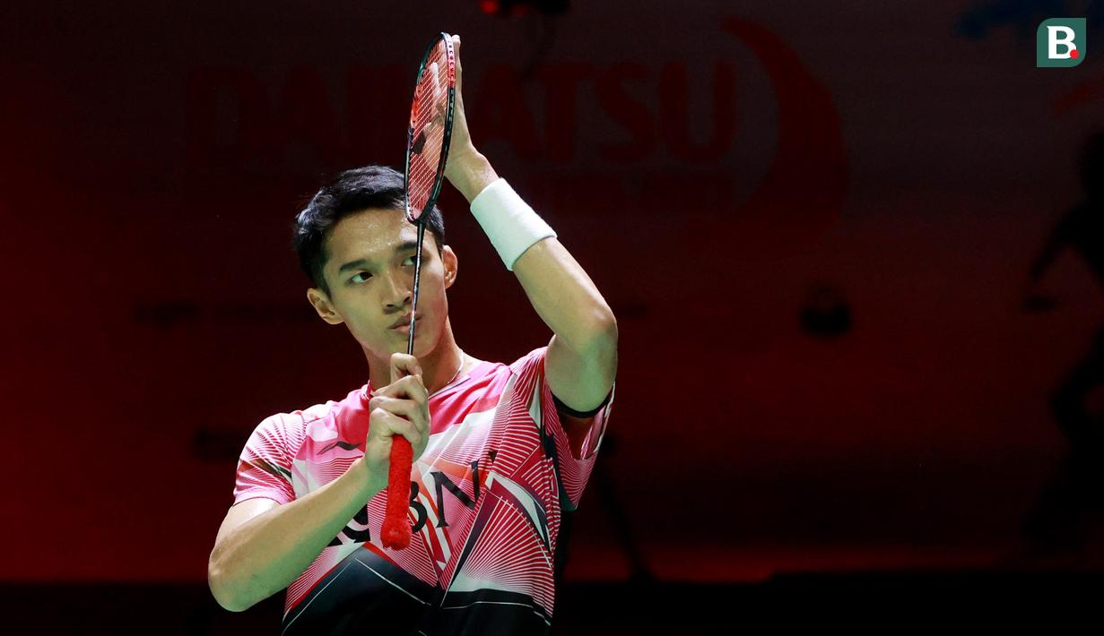 Tunggal putra Indonesia, Jonatan Christie, memakai wristband saat melawan Chico Aura Dwi Wardoyo pada partai final tunggal putra Indonesia Masters 2023 di Istora Gelora Bung Karno, Senayan, Jakarta, Minggu (29/1/2023). Jojo sukses mengunci gelar juara setelah menaklukkan Chico dua game langsung dengan skor 21-15, 21-13.(Bola.com/M Iqbal Ichsan)