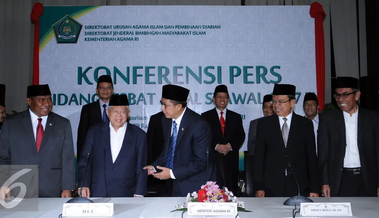 Menag Lukman Hakim Saifuddin (tengah) berbincang dengan sejumlah perwakilan jelang menyampaikan hasil sidang Isbat awal Syawal di Jakarta, Senin (4/7). Berdasar sidang isbat, 1 Syawal 1437 H jatuh pada Rabu (6/7). (Liputan6.com/Helmi Fithriansyah)