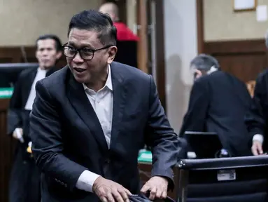 Terdakwa kasus dugaan suap pergantian antar-waktu (PAW) anggota DPR RI Harun Masiku dan perkara perintangan penyidikan, Hasto Kristiyanto usai mengikuti sidang pembacaan tuntutan di Pengadilan Tindak Pidana Korupsi (Tipikor) Jakarta, Kamis (3/7/2025). (Liputan6.com/Herman Zakharia)