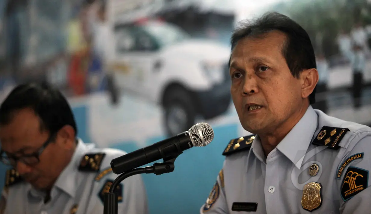 Direktur Penyidikan dan Penindakan Ditjen Imigrasi Mirza Iskandar saat memberi keterangan pers di Kemenkumham, Jakarta, Jumat (8/5/2015). 1069 WNA terjaring operasi Bhumi Pura Wira Wibawa akibat penyalahgunaan izin keimigrasian.(Liputan6.com/Helmi Afandi)
