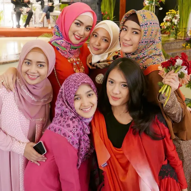 6 Potret Lawas Cut Syifa Bareng Pemain Tukang Bubur Naik Haji, Kompak