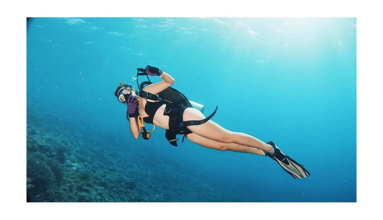 Nia Ramadhani menunjukkan kepiawaiannya menyelam di Labuan Bajo. (Foto: Instagram/ ramadhaniabakrie)