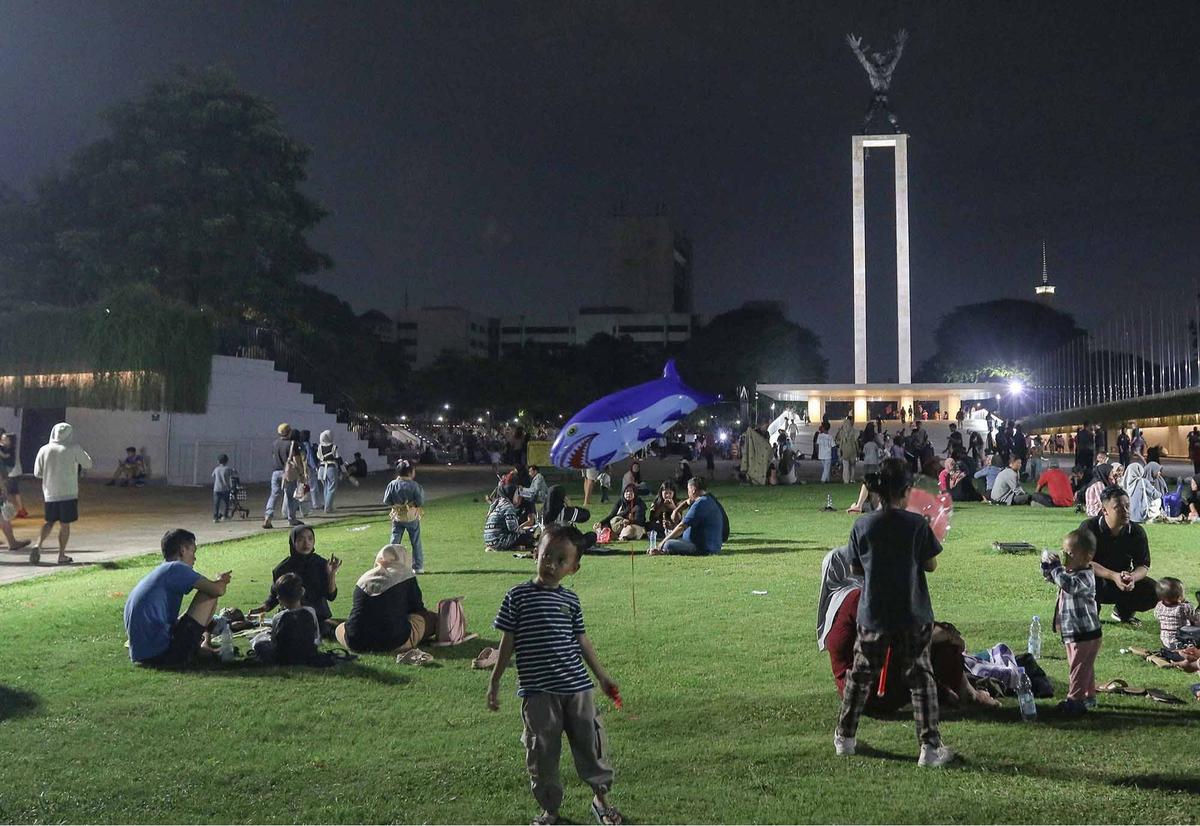 FOTO: Melihat Aktifitas Warga di Taman Lapangan Banteng yang Buka 24 Jam