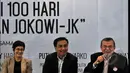 Mantan Wakil Ketua KPK Bibit Rianto (kanan) memberikan pendapatnya saat diskusi 'Evaluasi 100 Hari Pemerintahan Jokowi-JK', Jakarta, Senin (26/1/20015). (Liputan6.com/Miftahul Hayat)