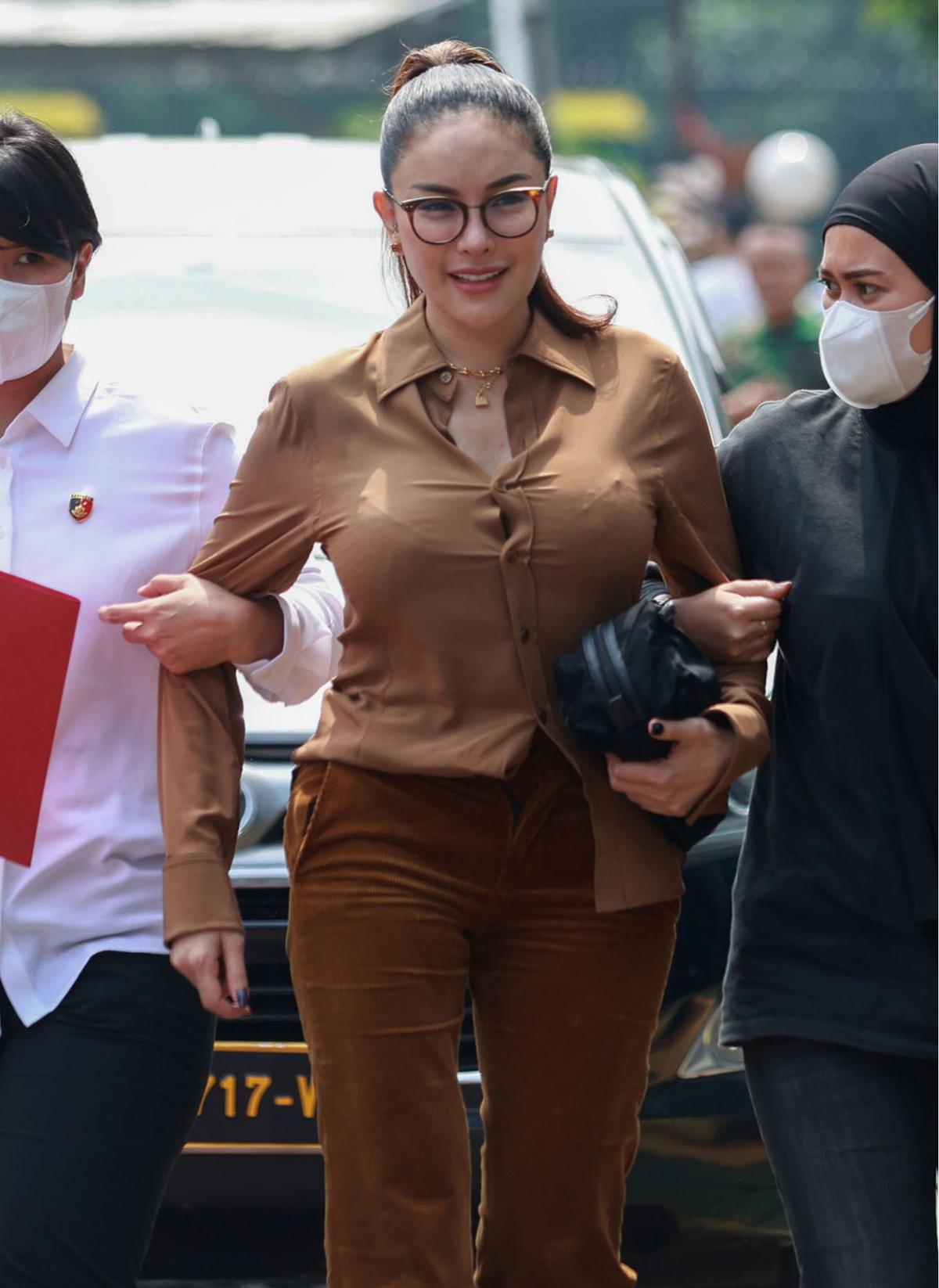 FOTO: Nikita dan Asistennya Mail Diserahkan ke Kejari Jakarta Selatan