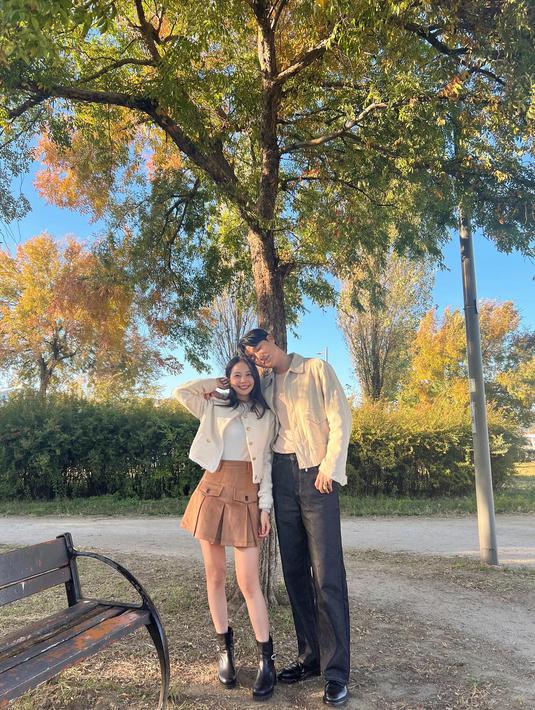 Seorang wanita bernama Kim Min Young yang disebut-sebut berprofesi sebagai pengusaha mengunggah foto keakrabannya dengan idol-aktor Kang Min Hyuk. (Foto: Instgaram/ minyoung_aori)