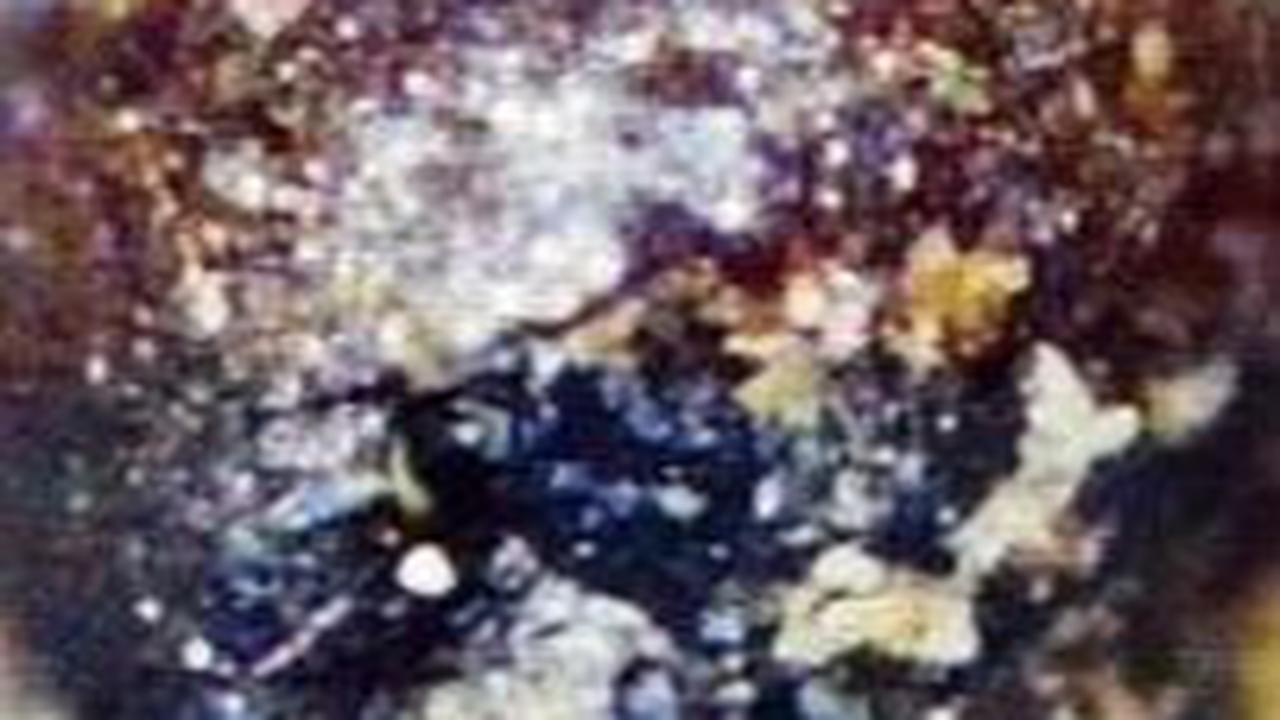2. Bola Logam 'Anomali'<br>