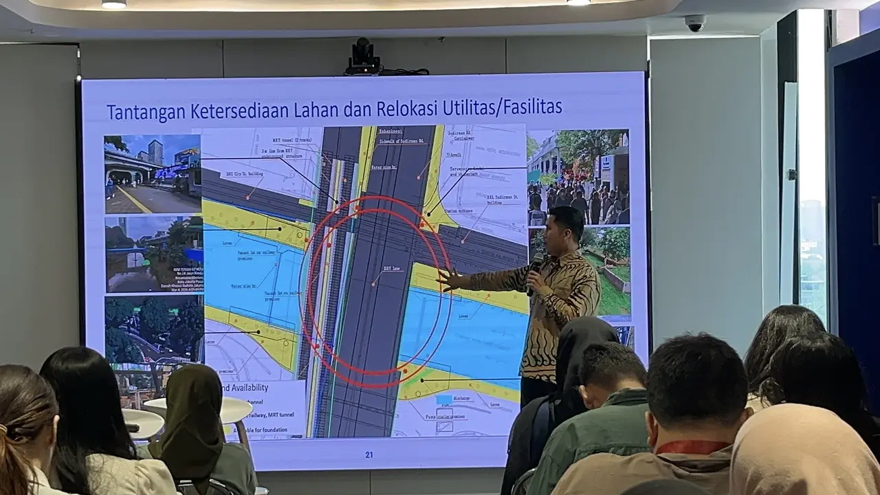 Advisor Program Management Office Division MRT Jakarta, Agus Trihan menjelaskan pembangunan Pedestrian Deck Dukuh Atas dalam rangkaian MRTJ Fellowship Program 2026 di Jakarta, Kamis (30/7/2026). (Liputan6.com/Winda Nelfira).