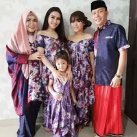 Ayu Ting Ting banjir hujatan dari warganet akibat mengenakan baju Lebaran dengan bahu terbuka (Instagram/@ayutingting92)
