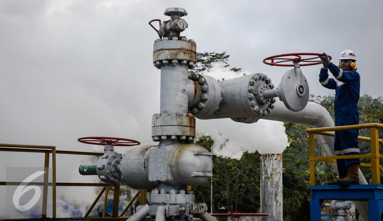 Petugas melakukan pengecekan pada instalasi di PGE Area Lahendong, Sulawesi Utara, Rabu (30/3/2016). Sekitar 40 persen kebutuhan listrik Sulawesi Utara dipasok PLTP Lahendong. (Liputan6.com/Faizal Fanani)
