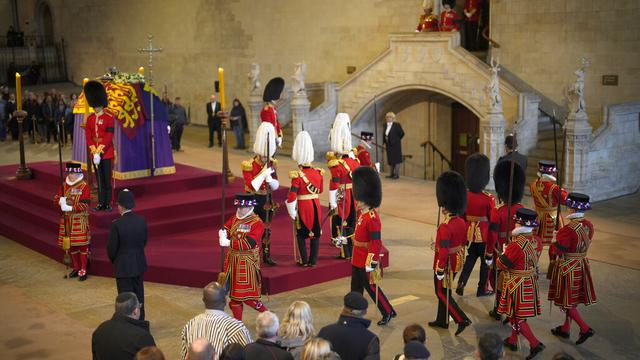 The King's Body Guard yang terdiri dari Gentlemen at Arms, Yeomen of the Guard dan Scots Guards menjaga lokasi persemayaman Ratu Elizabeth II. (AP Photo/Vadim Ghirda, pool)