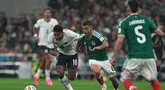 Pemain Meksiko Erik Lira berebut bola dengan pemain Inggris Jude Bellingham selama pertandingan sepak bola babak 16 besar Piala Dunia antara Meksiko dan Inggris di Mexico City, Minggu, 5 Juli 2026. (AP Photo/Silvia Izquierdo)