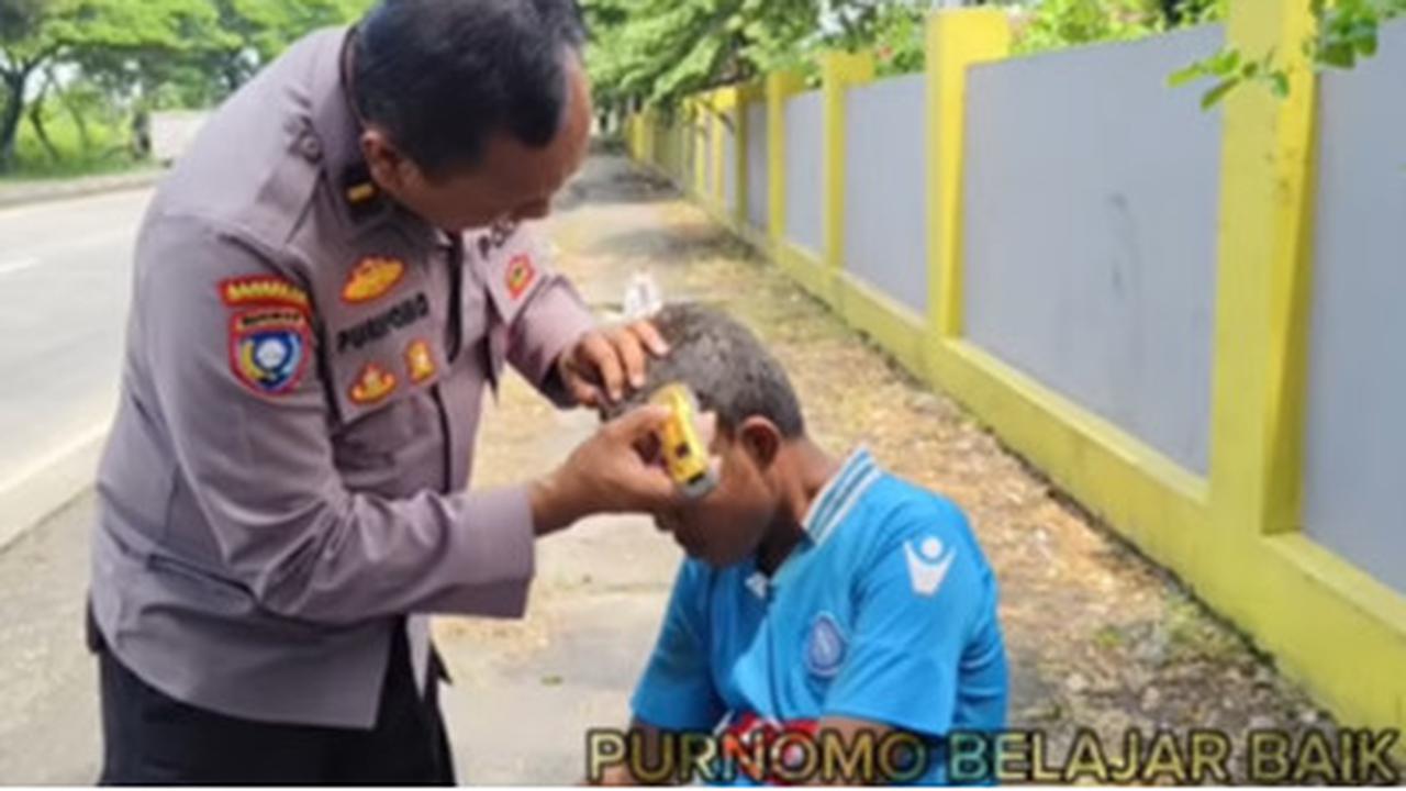 Polisi Baik, Ipda Purnomo Bantu Pria yang Terlantar di Jalan sampai Badannya Dimandikan