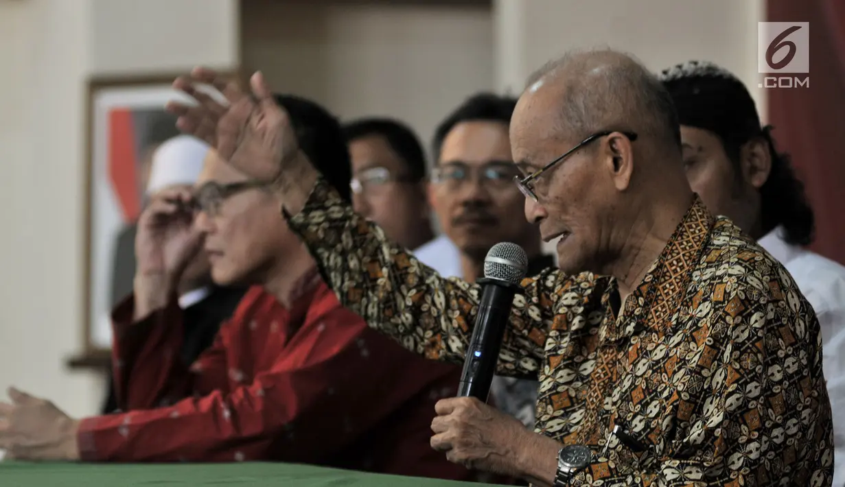 Tokoh lintas agama Ahmad Syafii Maarif memberikan keterangan dalam rangka kegiatan Doa dan Ikrar Anak Bangsa untuk Indonesia, di Jakarta, Kamis (28/2). Acara itu digelar untuk menjaga persaturan NKRI menjelang Pemilu 2019. (Merdeka.com/Iqbal S. Nugroho)