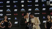 Atlet Martial Art Indonesia Sunoto (kedua kiri) dan Atlit Martial Art  Kamboja Rin Saroth berhadapansaat konferensi pers ONE: Kings of Courage di Jakarta, Kamis (18/1). (Liputan6.com/Faizal Fanani)